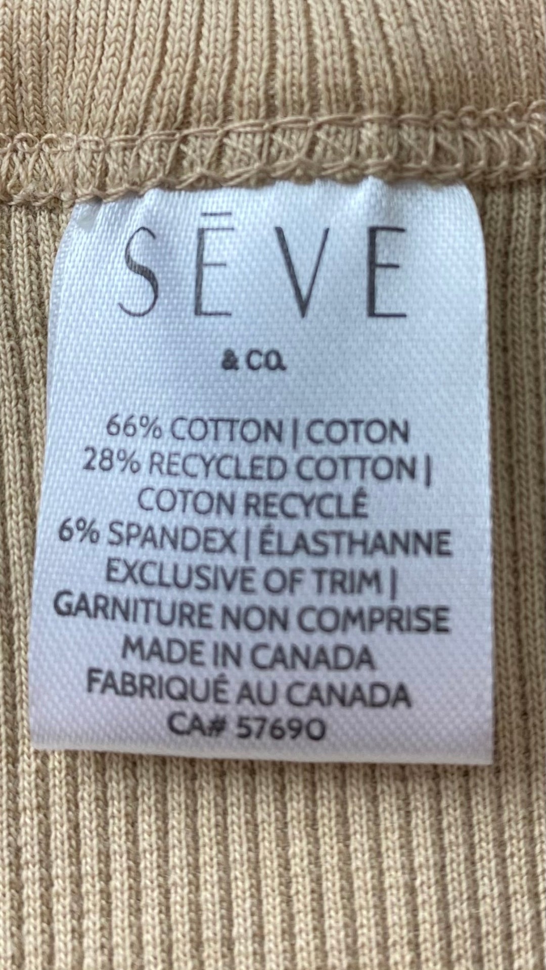 Camisole côtelée de base beige, Seve&Co, neuve. Vue de l'étiquette de marque et composition.