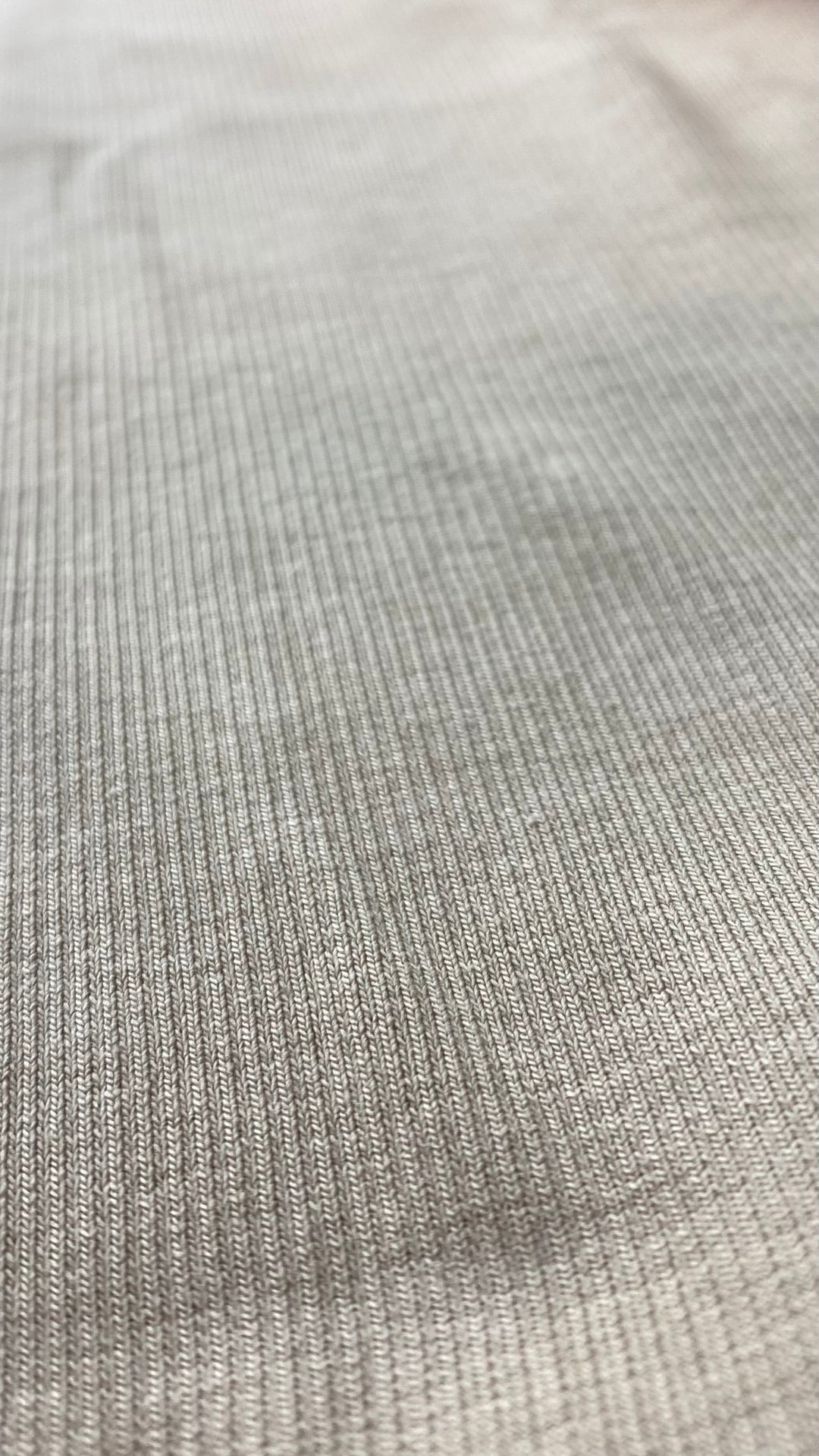 Camisole côtelée de base beige, Seve&Co, neuve. Vue de près du tissu.