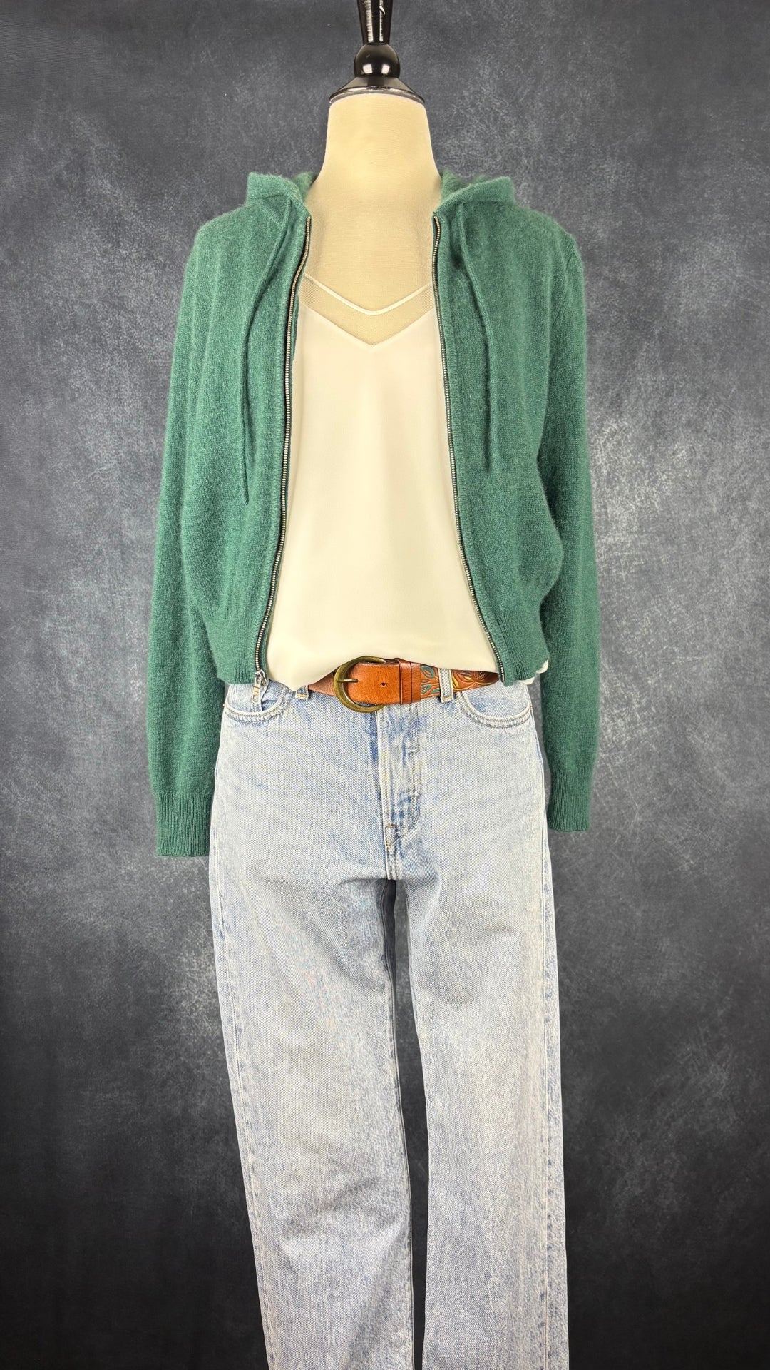 Camisole délicate crème à encolure en V Babaton, taille xs (qui peut faire small). Vue de l'agencement avec le jeans Levi's, la ceinture en cuir brun à motifs et la veste en cachemire.