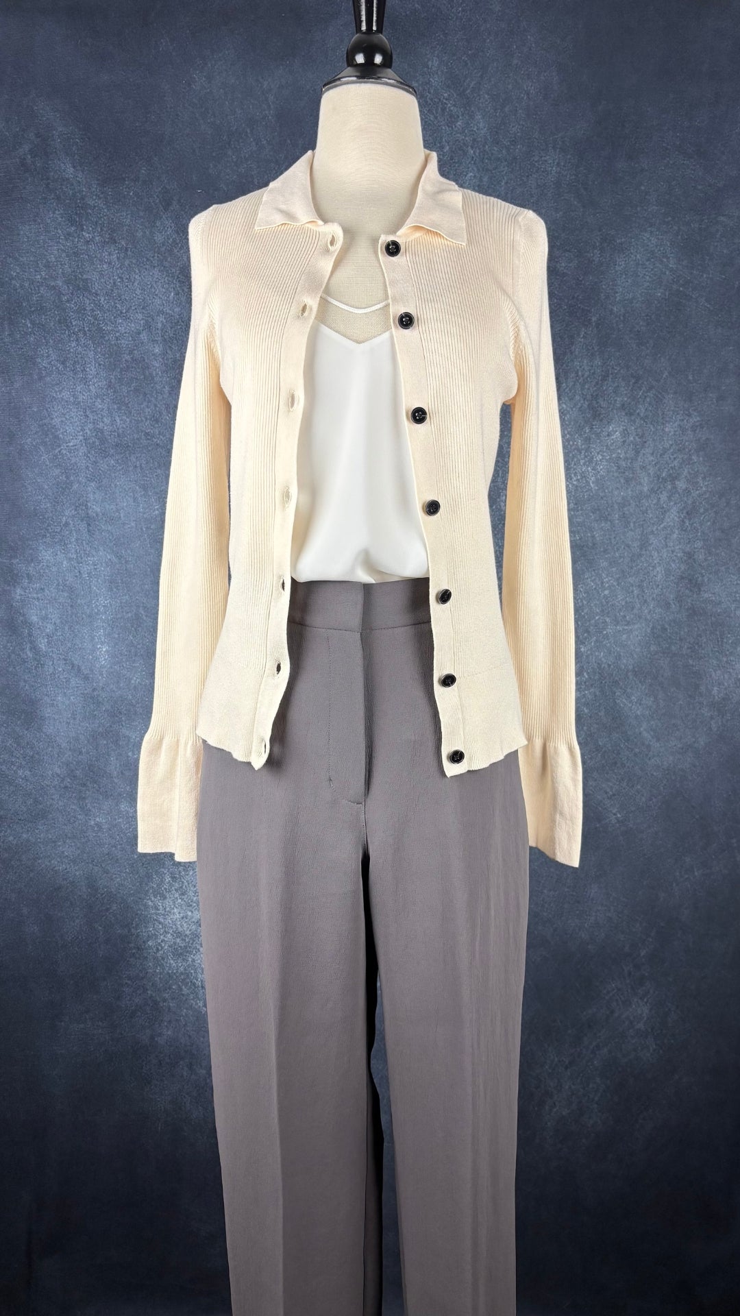 Camisole délicate crème à encolure en V Babaton, taille xs (qui peut faire small). Vue de l'agencement avec le pantalon taupe Alanya et le cardigan crème InWear.