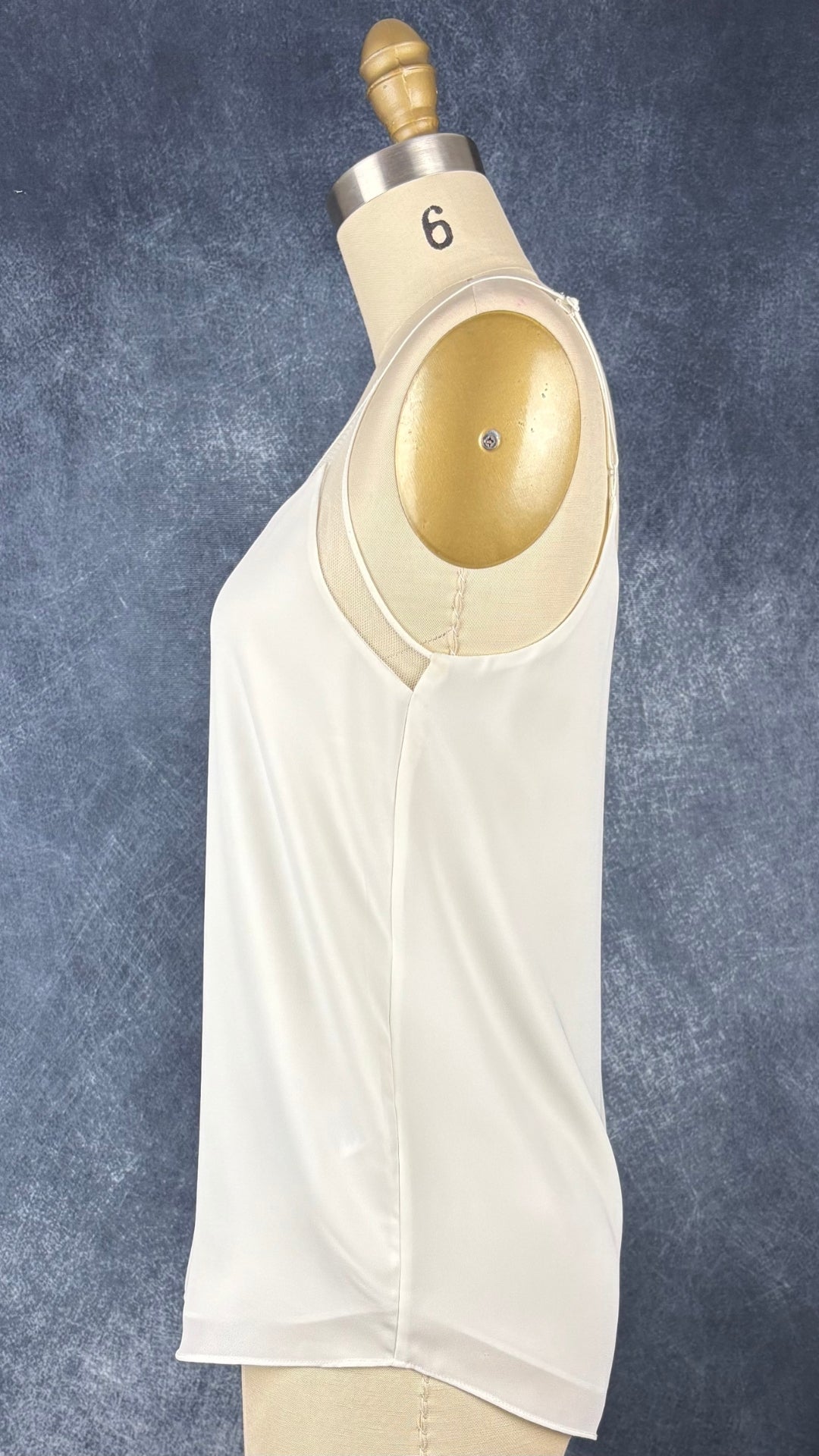 Camisole délicate crème à encolure en V Babaton, taille xs (qui peut faire small). Vue de côté.