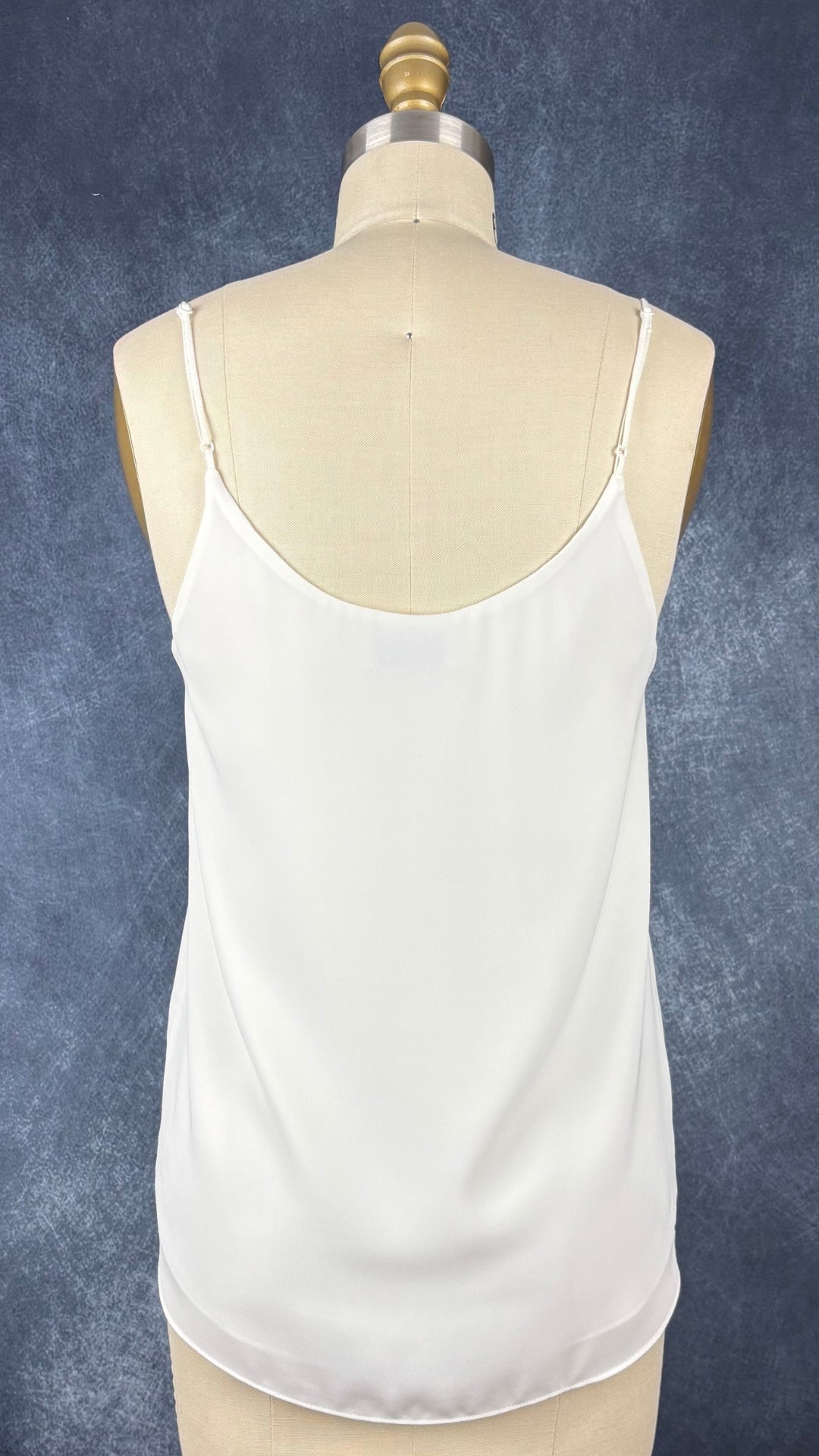 Camisole délicate crème à encolure en V Babaton, taille xs (qui peut faire small). Vue de dos.