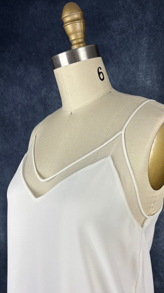 Camisole délicate crème à encolure en V Babaton, taille xs (qui peut faire small). Vue de l'encolure.