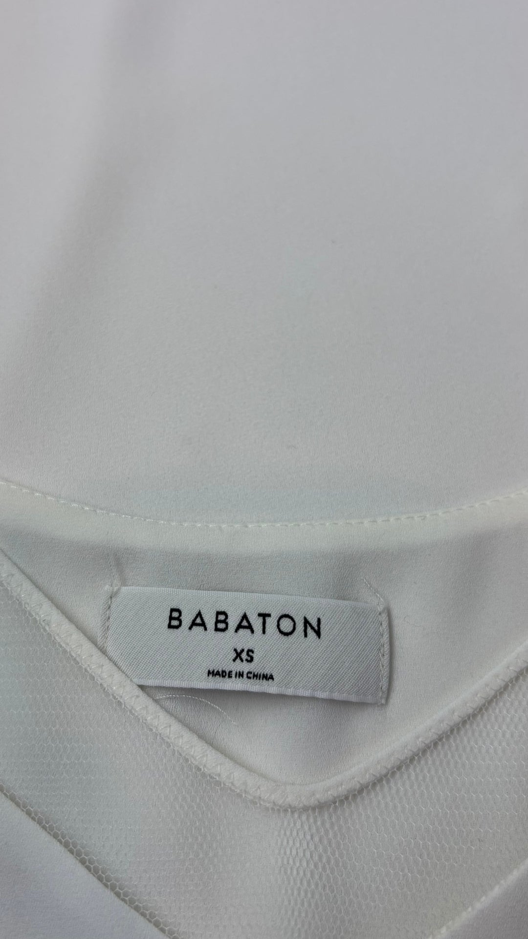 Camisole délicate crème à encolure en V Babaton, taille xs (qui peut faire small). Vue de l'étiquette.