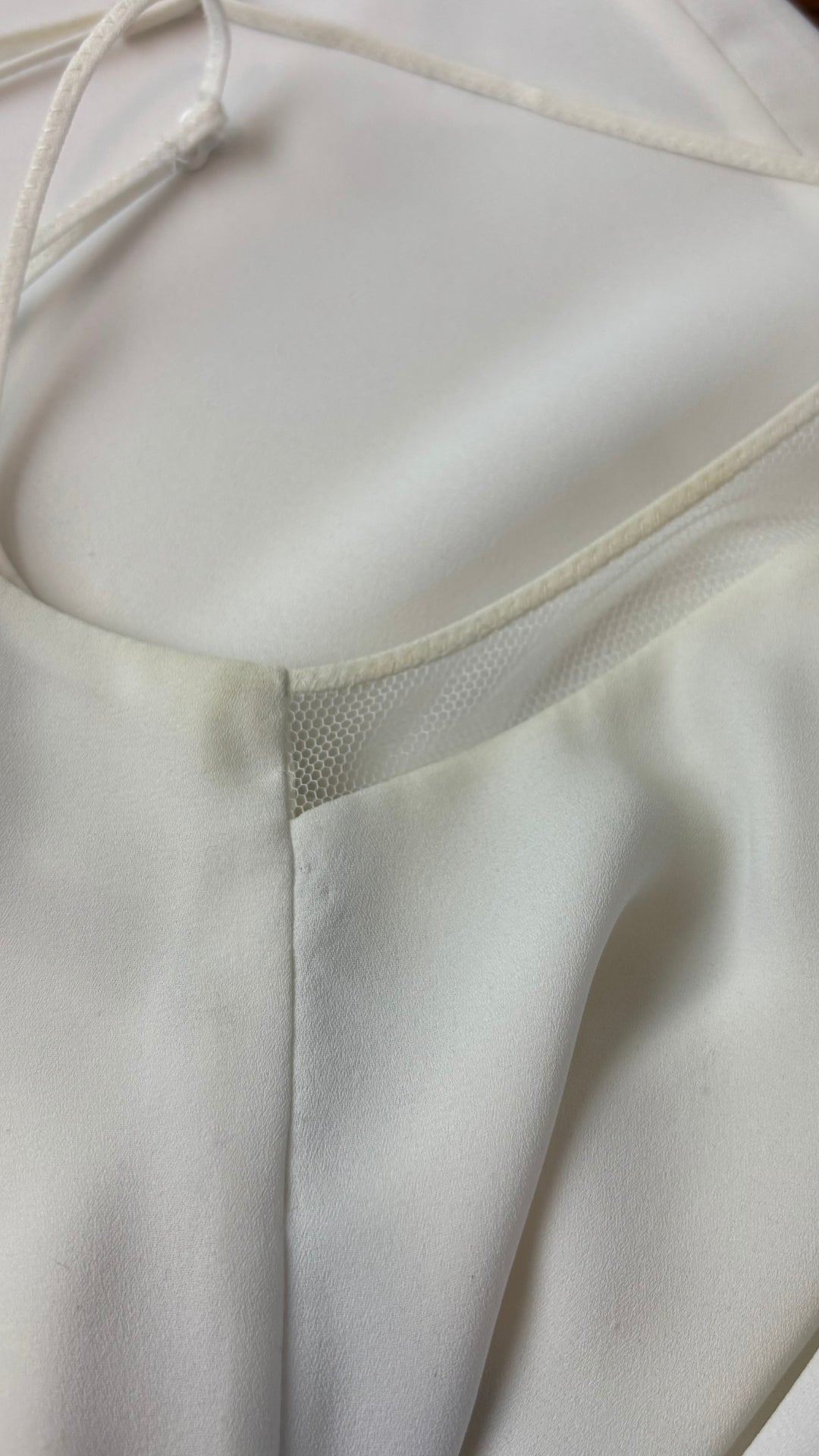 Camisole délicate crème à encolure en V Babaton, taille xs (qui peut faire small). Vue de près de la zone de l'aisselle.