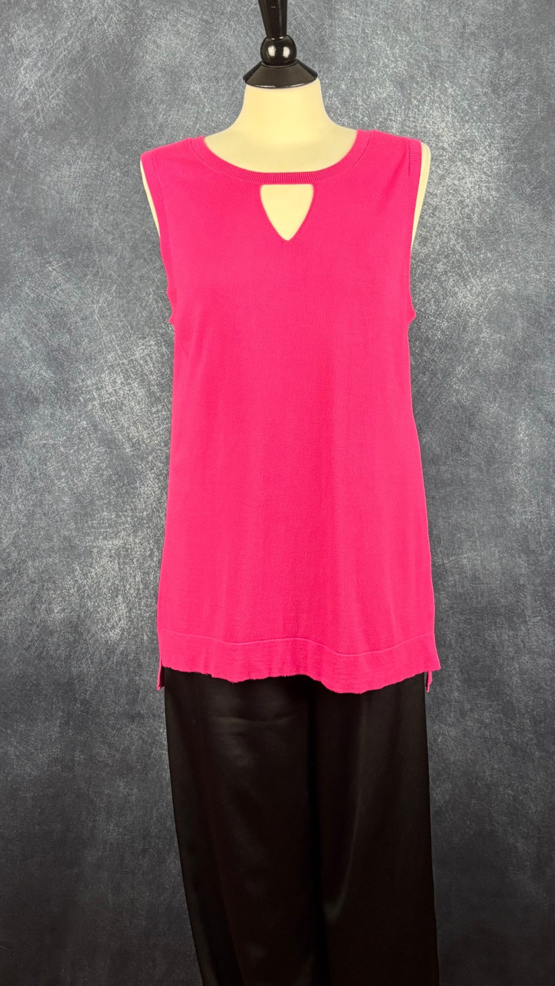 Camisole en fin tricot fuchsia Tristan, taille xl. Vue de l'agencement avec le pantalon satiné noir Calvin Klein.