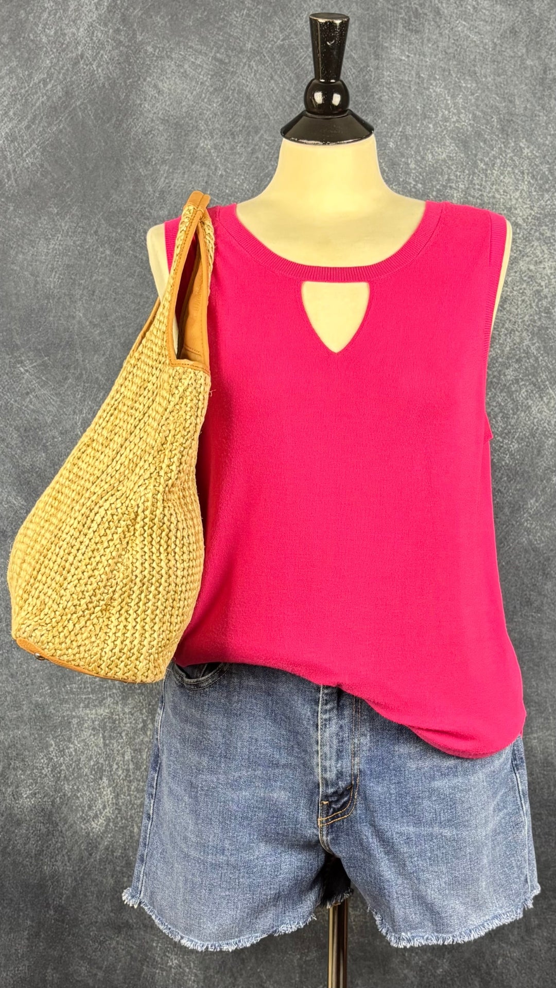 Camisole en fin tricot fuchsia Tristan, taille xl. Vue de l'agencement avec les short en jeans Levi's.