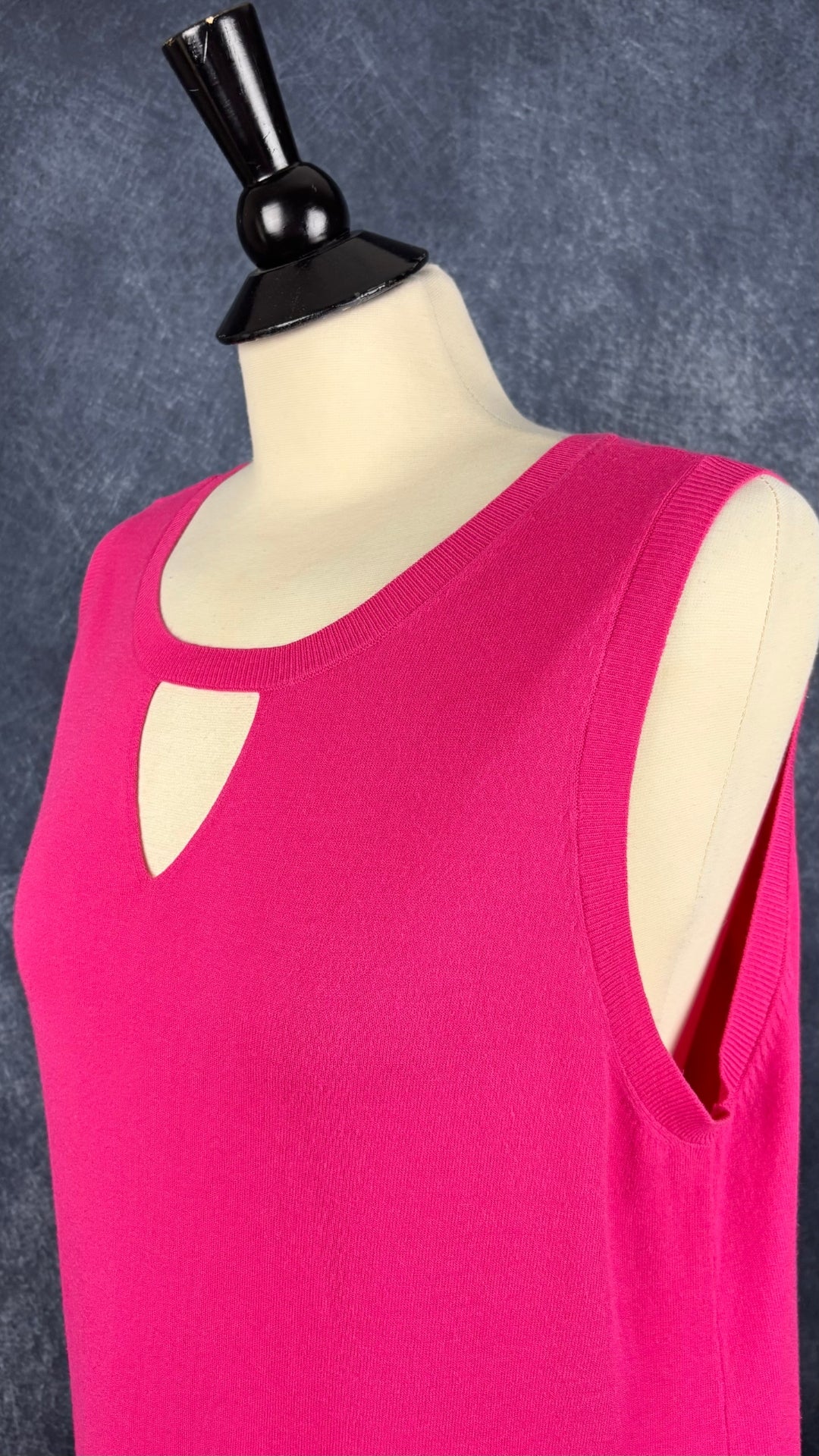 Camisole en fin tricot fuchsia Tristan, taille xl. Vue de l'encolure.