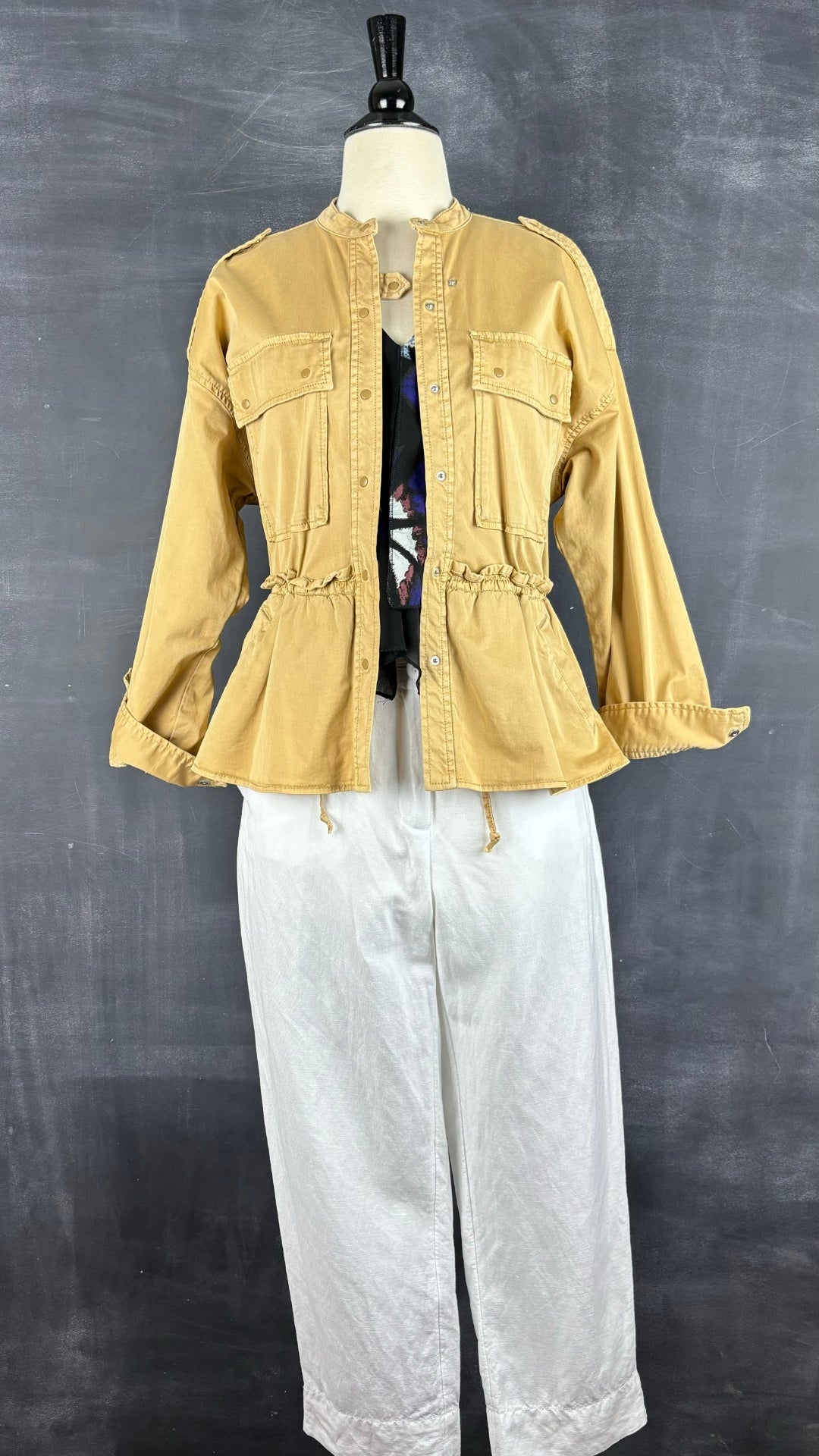 Camisole fluide étagée colorée Desigual, taille small. Vue de l'agencement avec le pantalon en mélange de lin blanc et la veste tan Joie. 
