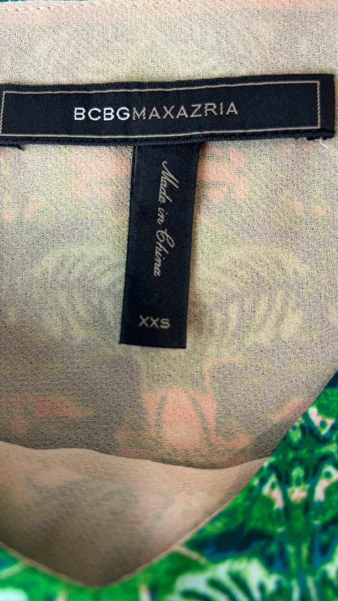 Camisole fluide florale à fines bretelles BCBG MaxAzria, taille xxs. Vue de l'étiquette de marque et taille.