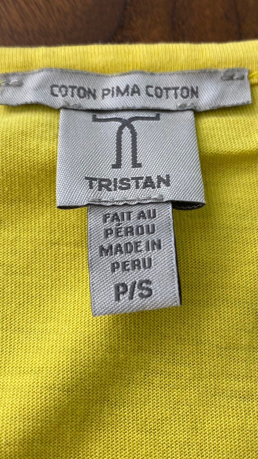 Camisole jaune en coton pima Tristan, taille small. Vue de l'étiquette de marque et taille.