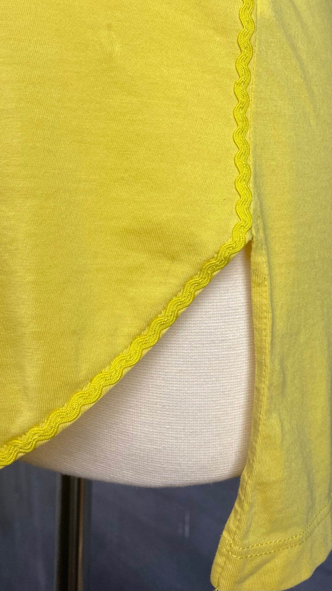 Camisole jaune en coton pima Tristan, taille small. Vue de la fente.