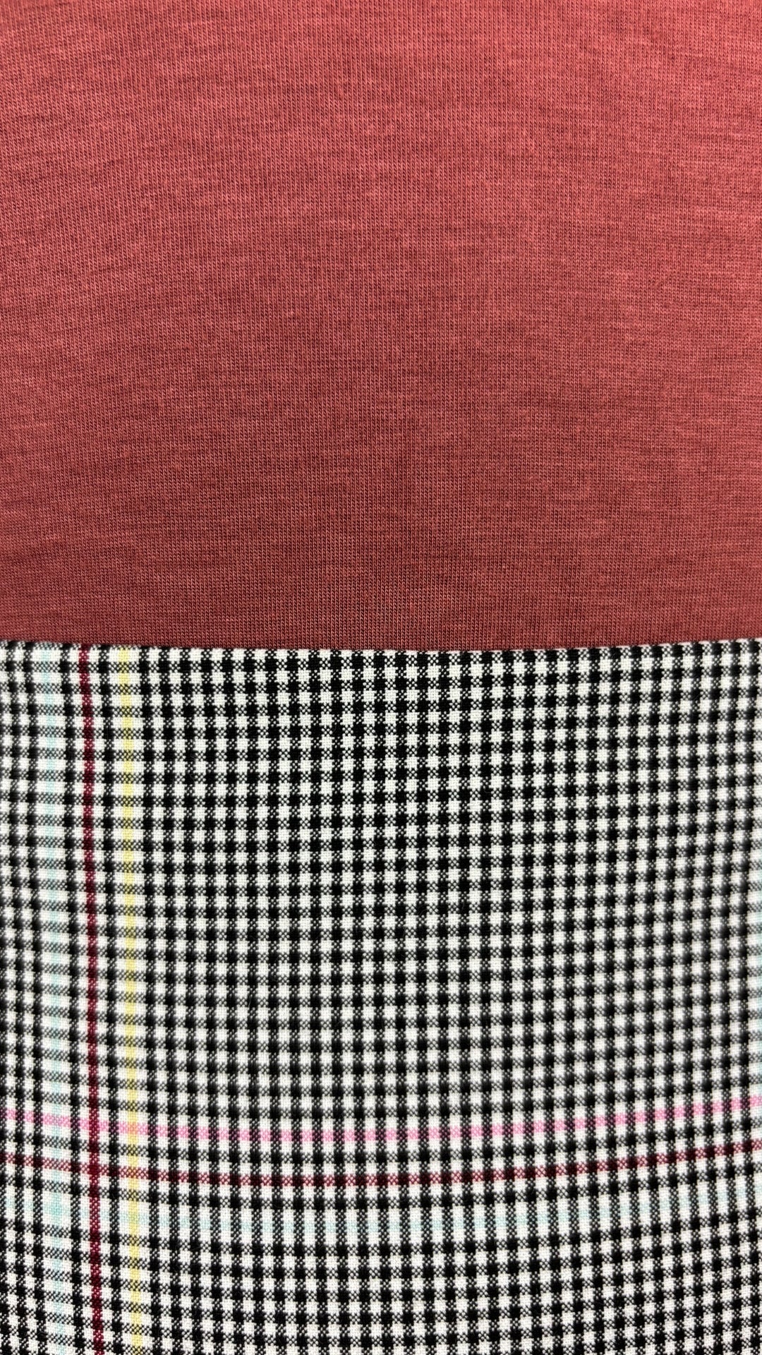 Camisole en jersey doux et extensible rose rouille Sarah Pacini, taille estimée à small/medium. Vue de près de l'agencement avec la jupe à carreaux colorés Tristan.