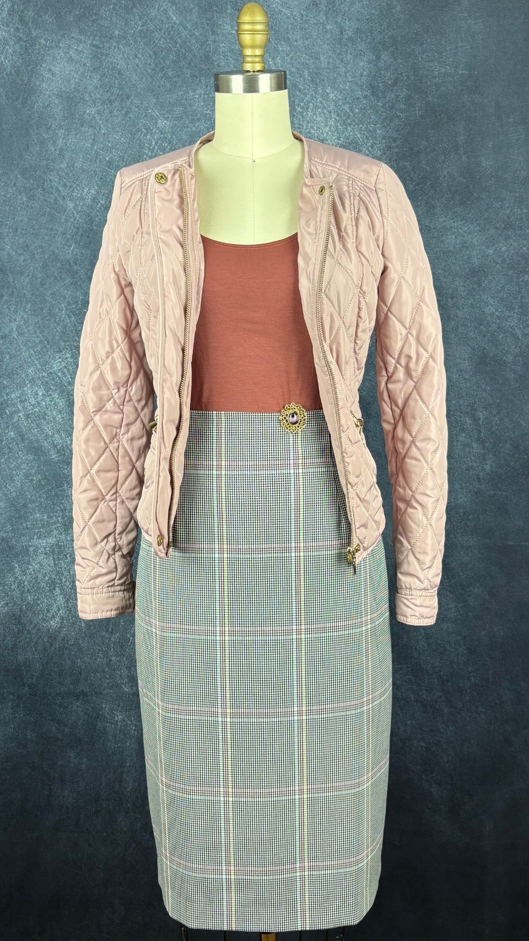 Camisole en jersey doux et extensible rose rouille Sarah Pacini, taille estimée à small/medium. Vue de l'agencement avec la jupe à carreaux, la veste matelassée vieux rose et la broche vintage.