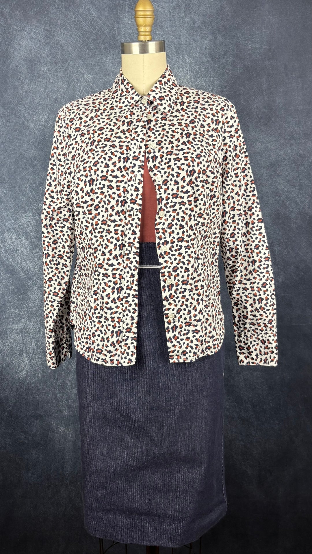 Camisole en jersey doux et extensible rose rouille Sarah Pacini, taille estimée à small/medium. Vue de l'agencement avec la jupe Judith & Charles et le chemisier à motifs animaliers Boden.