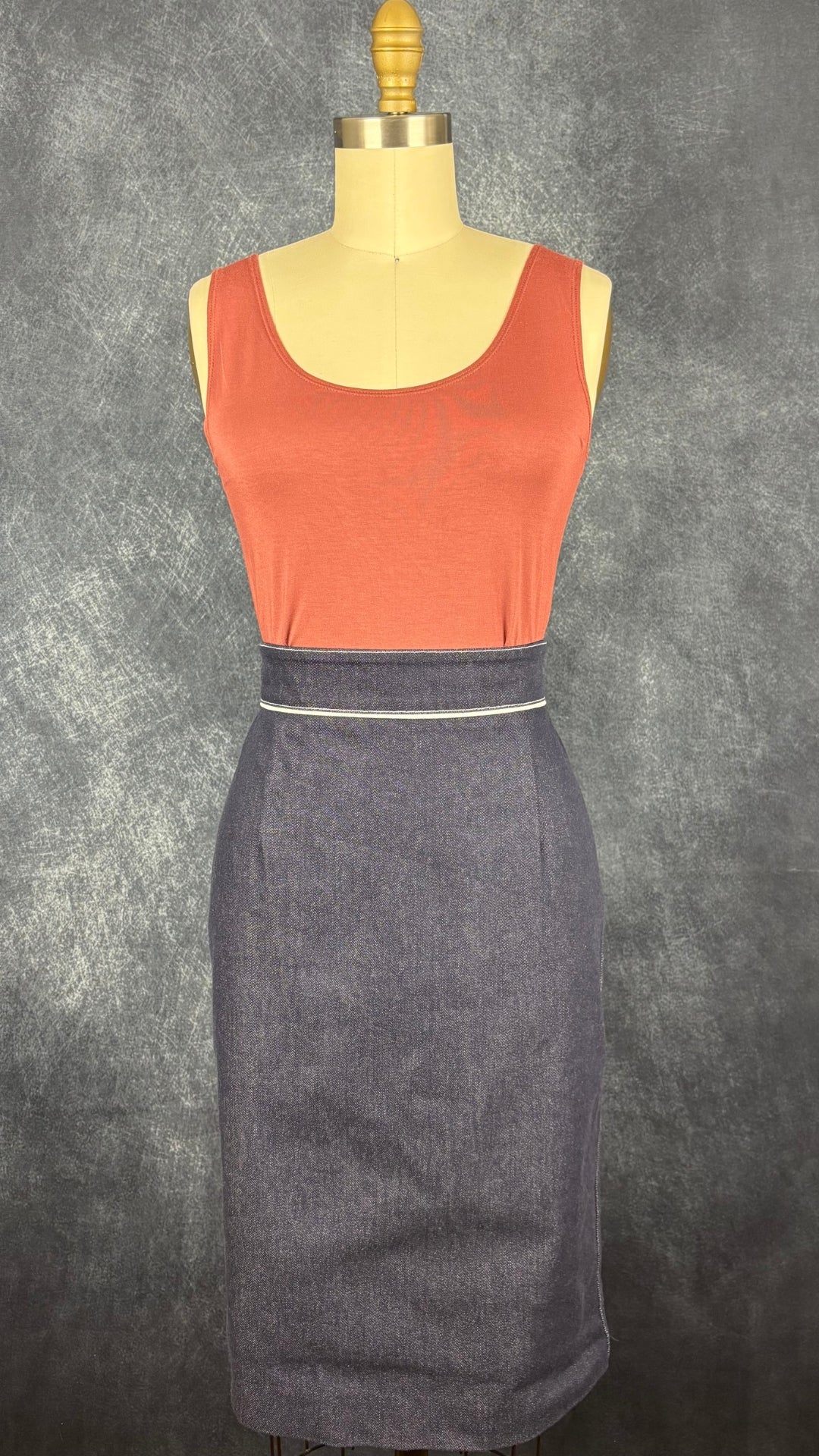 Camisole en jersey doux et extensible rose rouille Sarah Pacini, taille estimée à small/medium. Vue de l'agencement avec la jupe en jeans Judith & Charles.