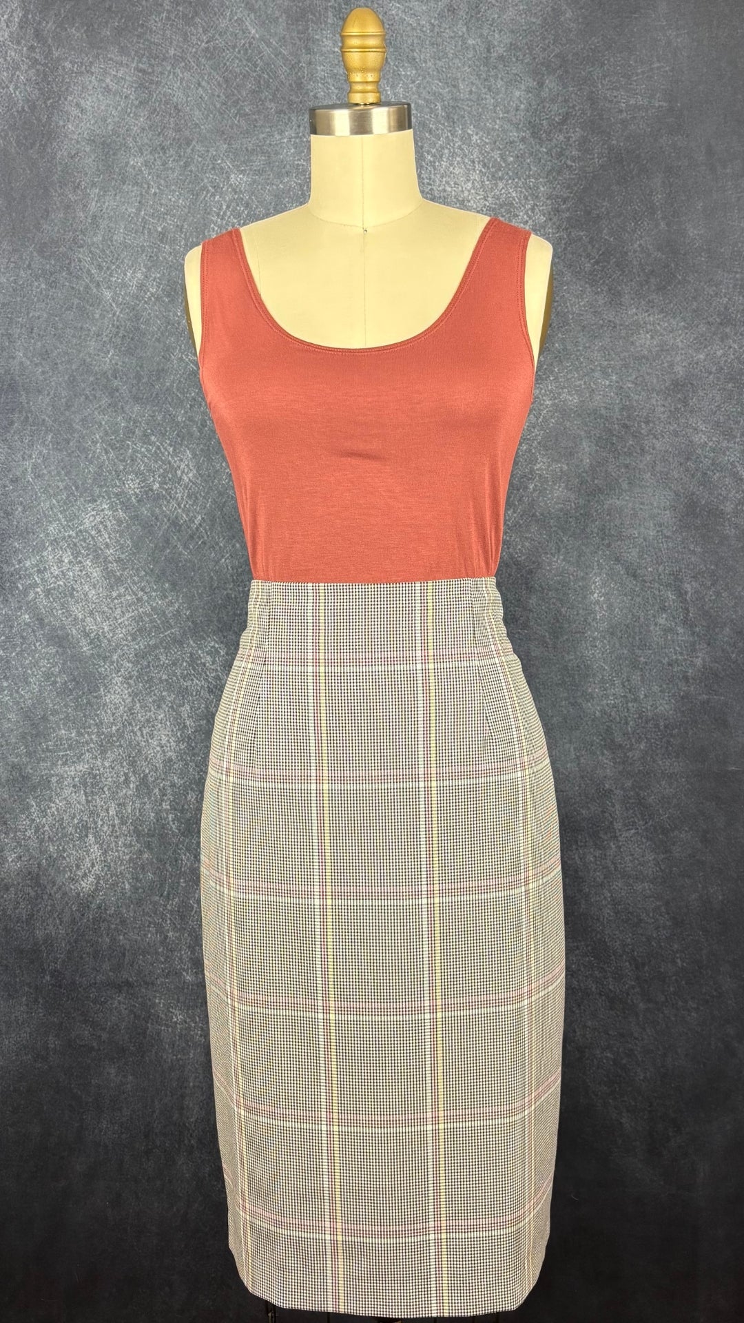 Camisole en jersey doux et extensible rose rouille Sarah Pacini, taille estimée à small/medium. Vue de l'agencement avec la jupe colorée à carreaux Tristan.