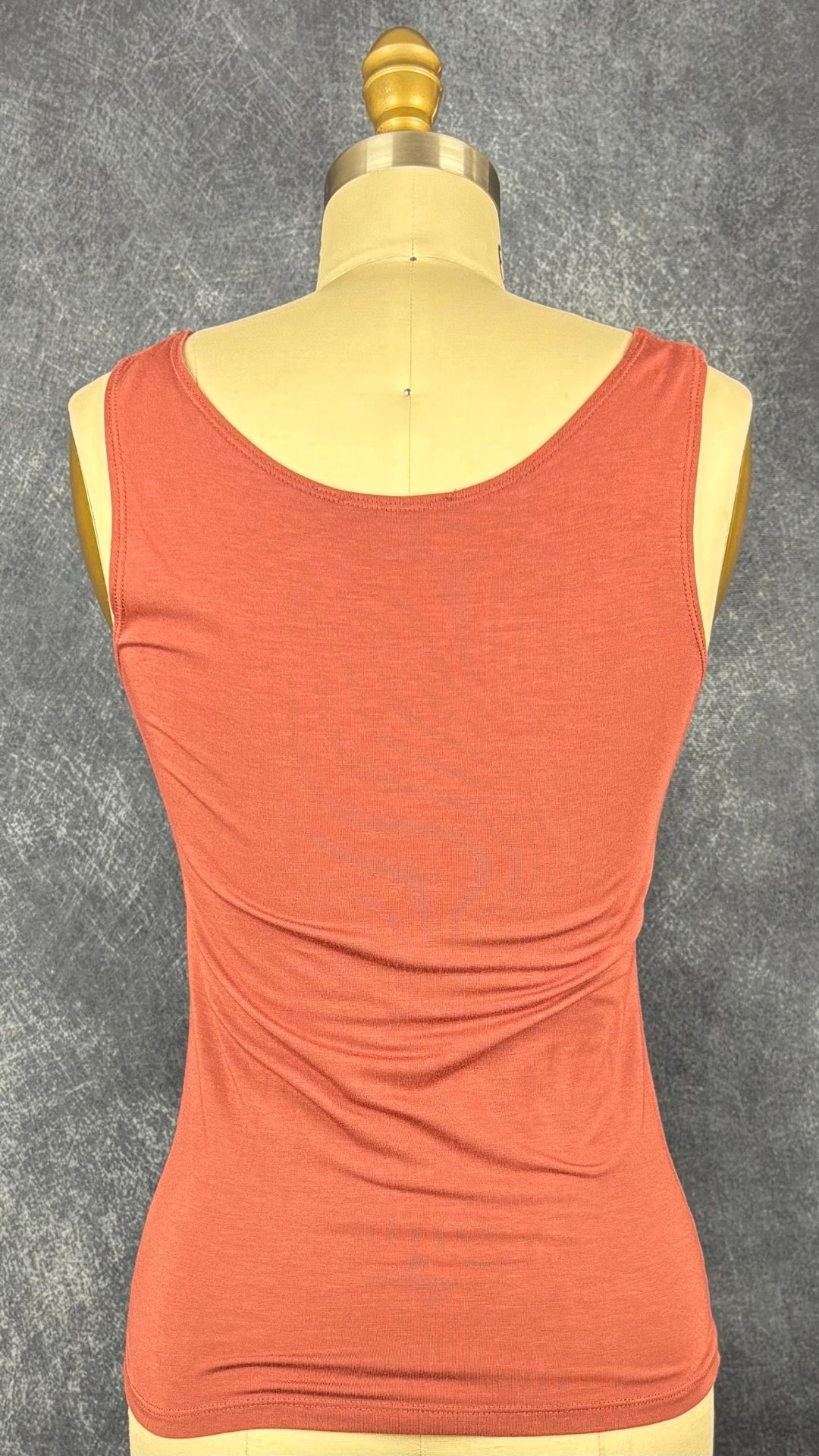 Camisole en jersey doux et extensible rose rouille Sarah Pacini, taille estimée à small/medium. Vue de dos.