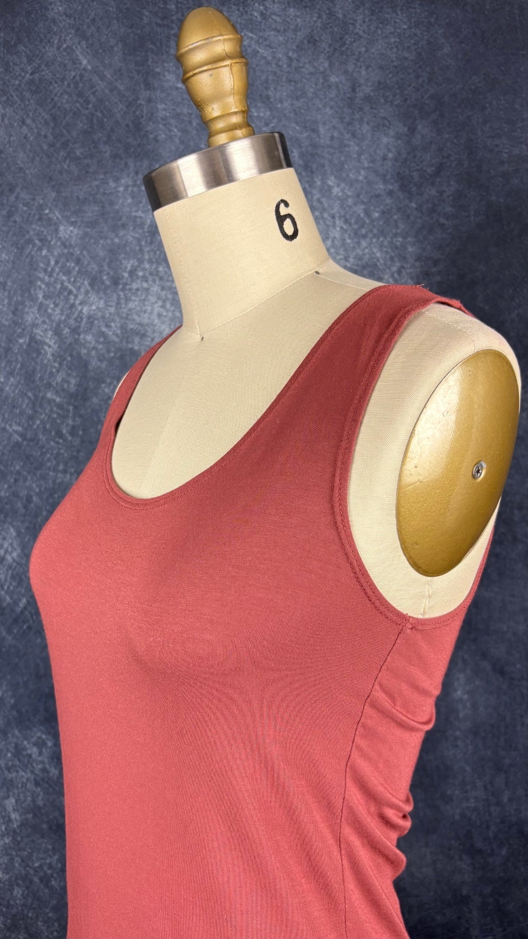 Camisole en jersey doux et extensible rose rouille Sarah Pacini, taille estimée à small/medium. Vue de l'encolure.