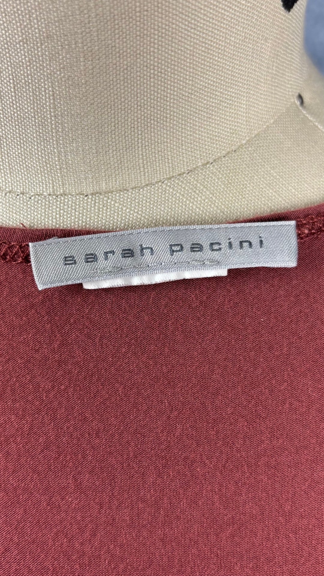 Camisole en jersey doux et extensible rose rouille Sarah Pacini, taille estimée à small/medium. Vue de l'étiquette.