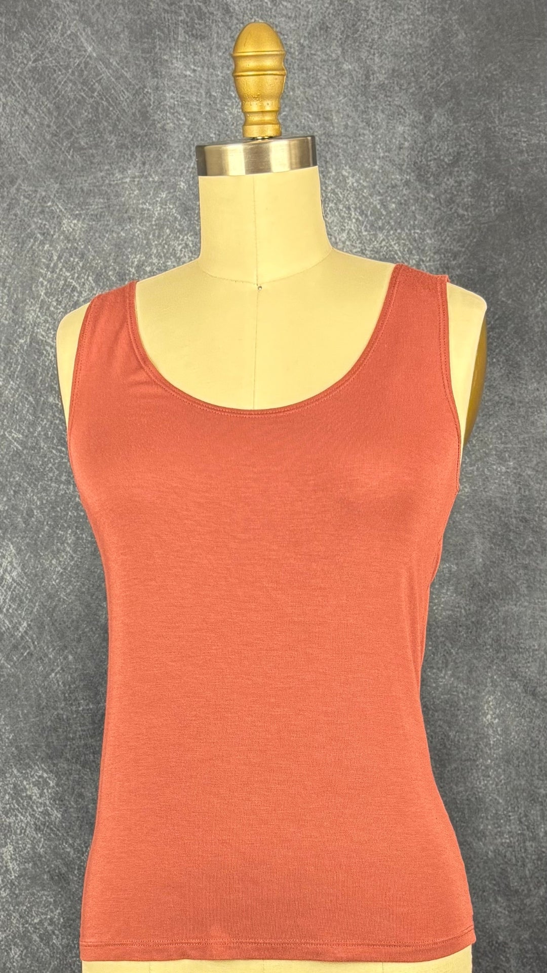 Camisole en jersey doux et extensible rose rouille Sarah Pacini, taille estimée à small/medium. Vue de face.