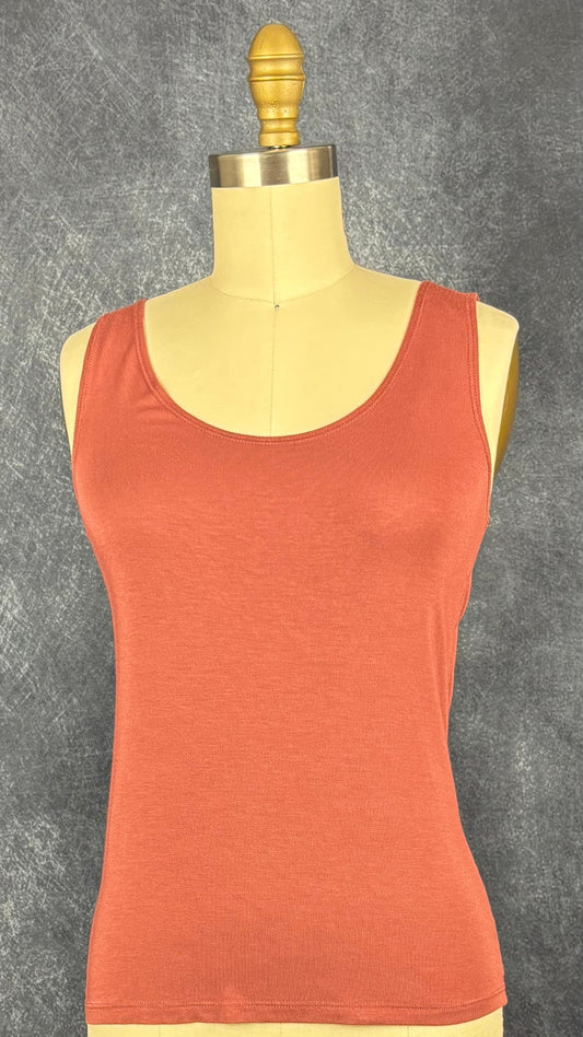 Camisole en jersey doux et extensible rose rouille Sarah Pacini, taille estimée à small/medium. Vue de face.