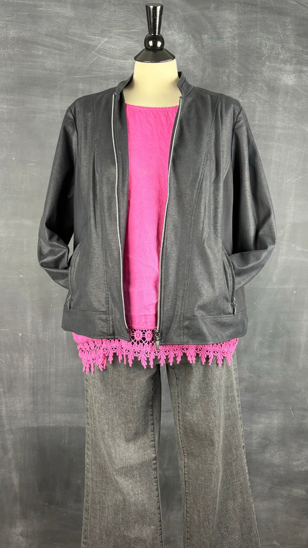 Camisole en lin rose avec ourlet en dentelle Terzo Millennio, taille large. Vue de l'agencement avec le jeans Luisa Cerano et le blouson Olsen.