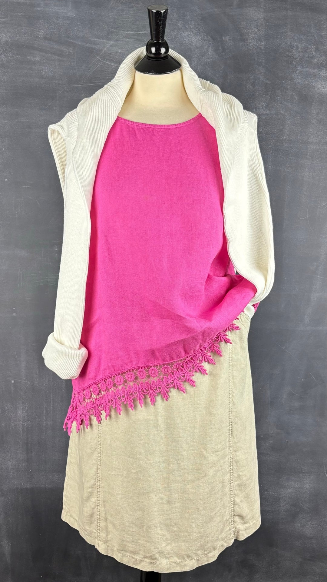 Camisole en lin rose avec ourlet en dentelle Terzo Millennio, taille large. Vue de l'agencement avec la jupe en lin Gardeur et le tricot crème Matinique.
