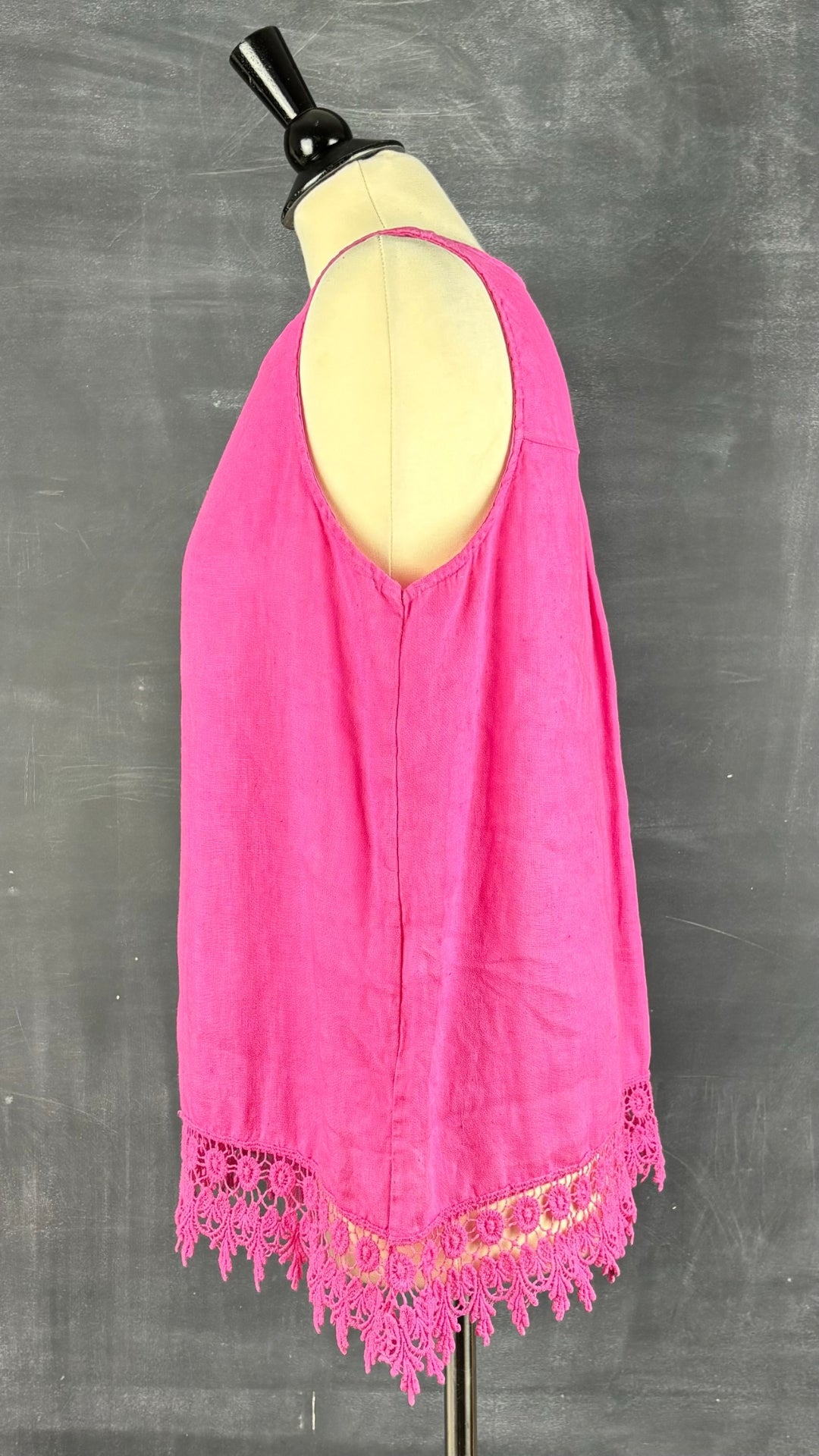 Camisole en lin rose avec ourlet en dentelle Terzo Millennio, taille large. Vue de côté.