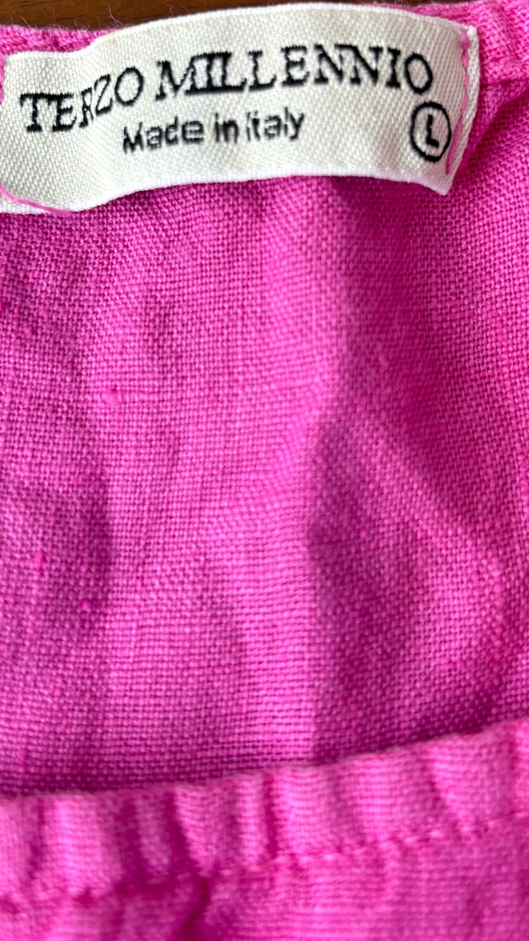 Camisole en lin rose avec ourlet en dentelle Terzo Millennio, taille large. Vue de l'étiquette de marque et taille.