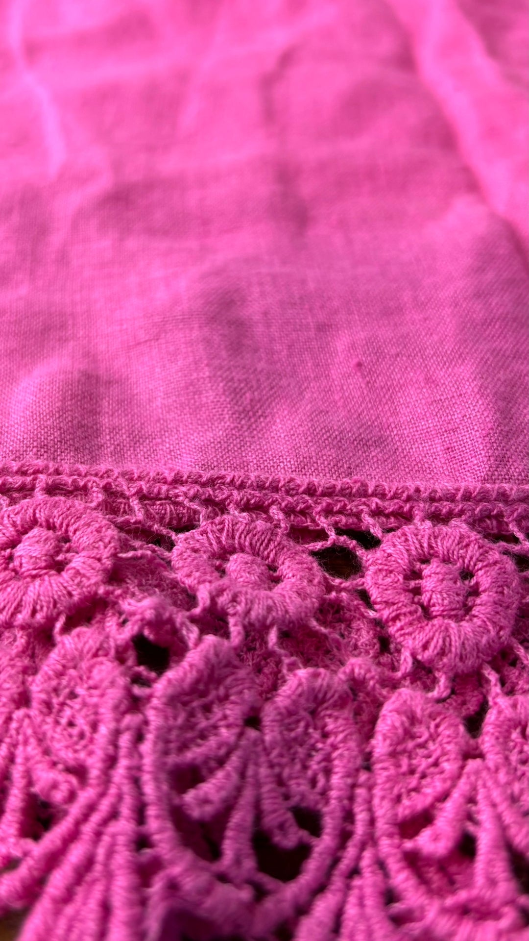 Camisole en lin rose avec ourlet en dentelle Terzo Millennio, taille large. Vue de près du tissu.