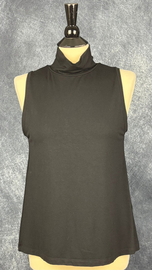 Camisole noire douce et fluide en jersey extensible à col montant Joelle, taille large. Vue de face.