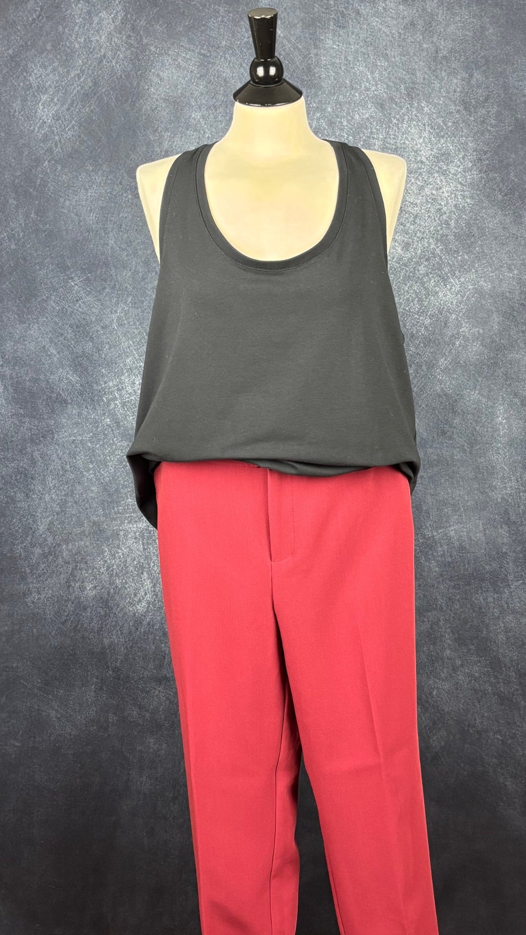 Camisole noire dos nageur et encolure ronde Oraki, taille 2X. Vue de l'agencement avec le pantalon rouge Part Two.