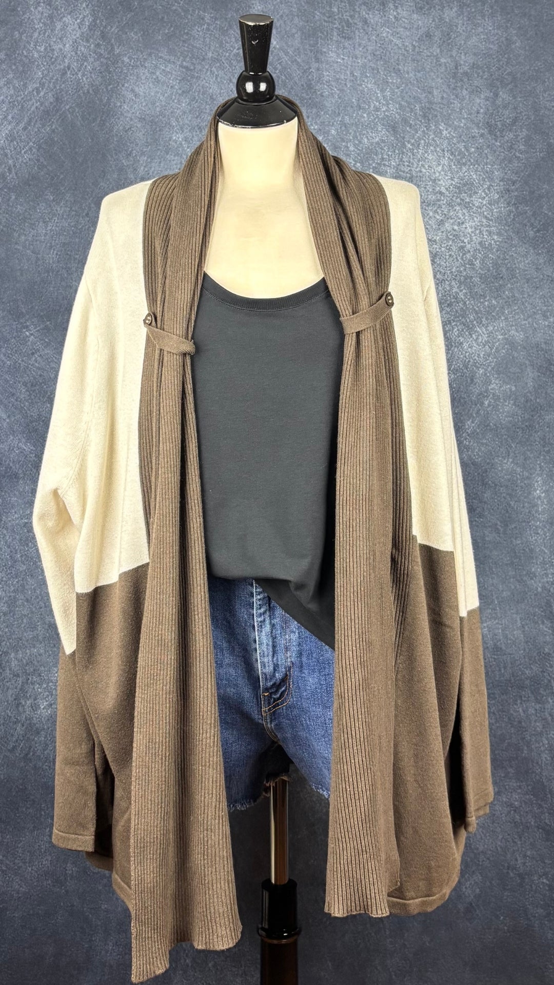 Camisole noire dos nageur et encolure ronde Oraki, taille 2X. Vue de l'agencement avec le short en jeans Levi's et la veste Samoon.