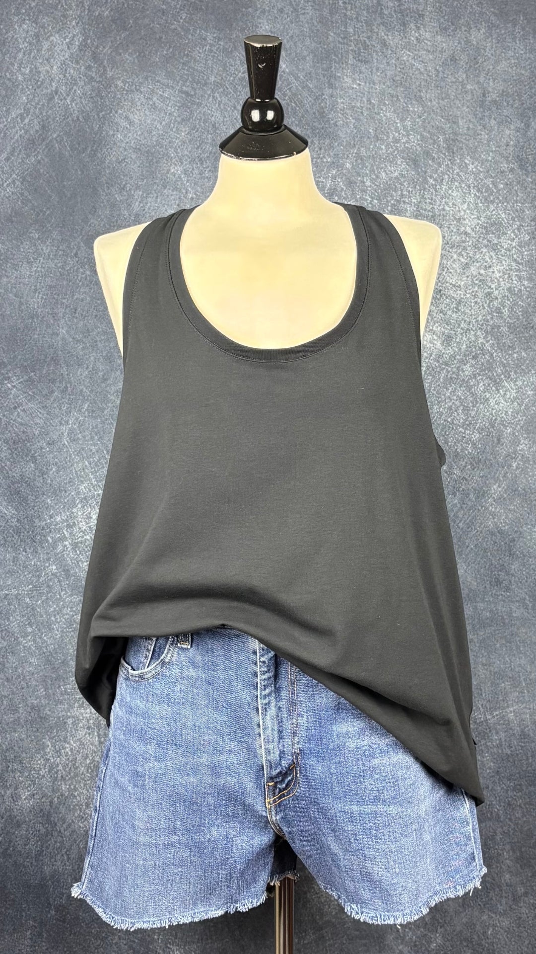 Camisole noire dos nageur et encolure ronde Oraki, taille 2X. Vue de l'agencement avec le short en jeans Levi's.
