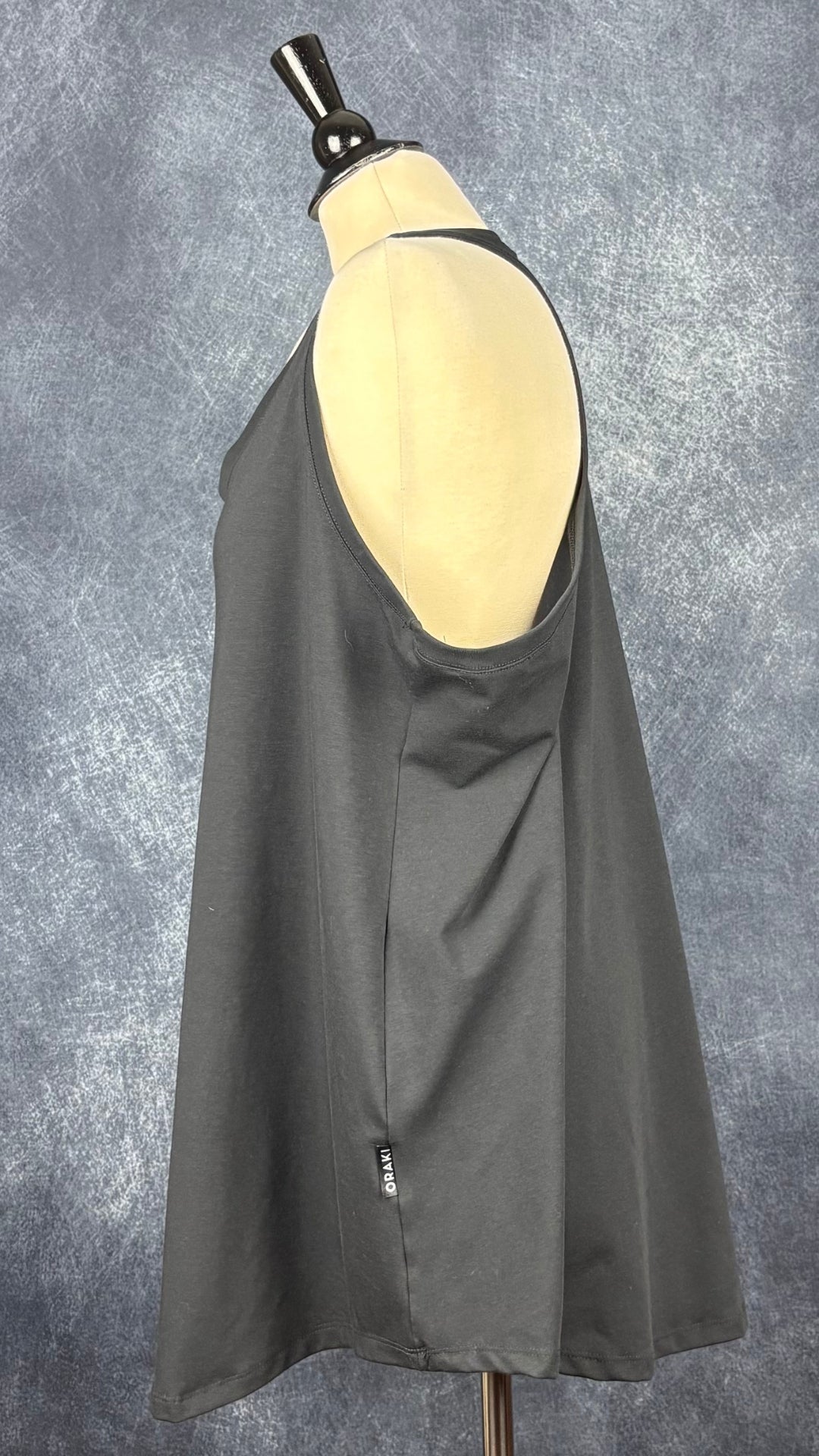Camisole noire dos nageur et encolure ronde Oraki, taille 2X. Vue de côté.