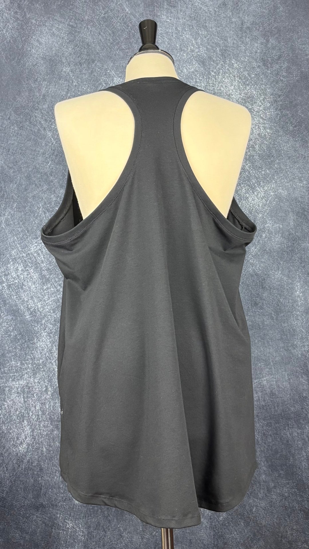 Camisole noire dos nageur et encolure ronde Oraki, taille 2X. Vue de dos.