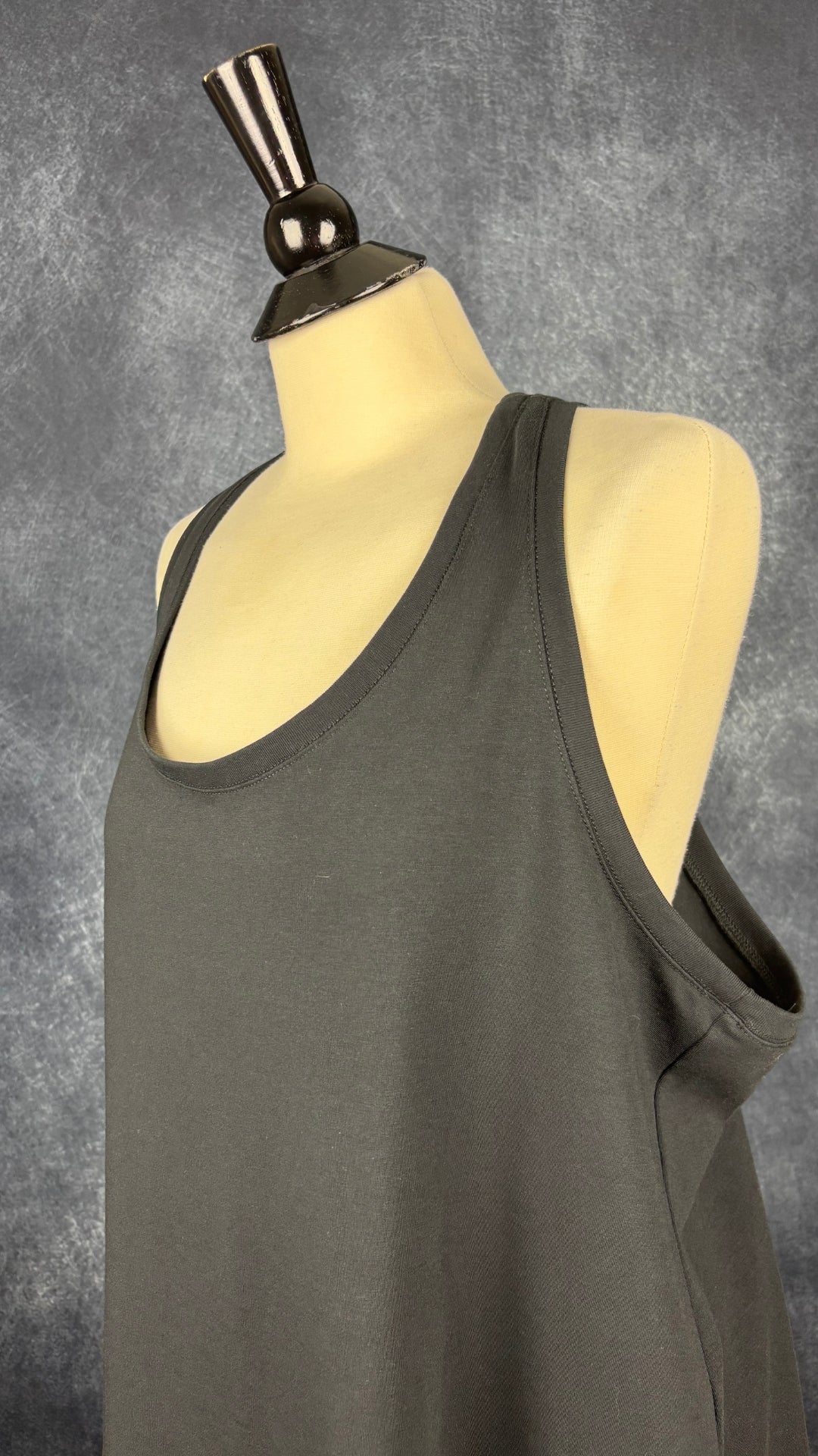 Camisole noire dos nageur et encolure ronde Oraki, taille 2X. Vue de l'encolure.