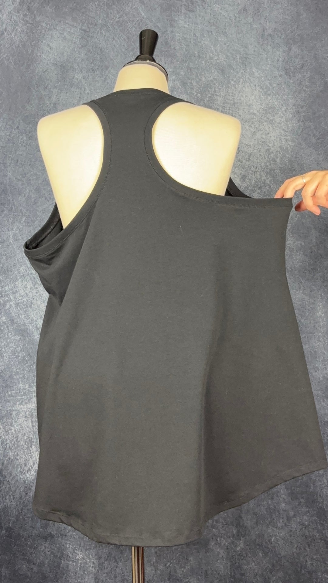 Camisole noire dos nageur et encolure ronde Oraki, taille 2X. Vue de dos, ampleur démontrée.