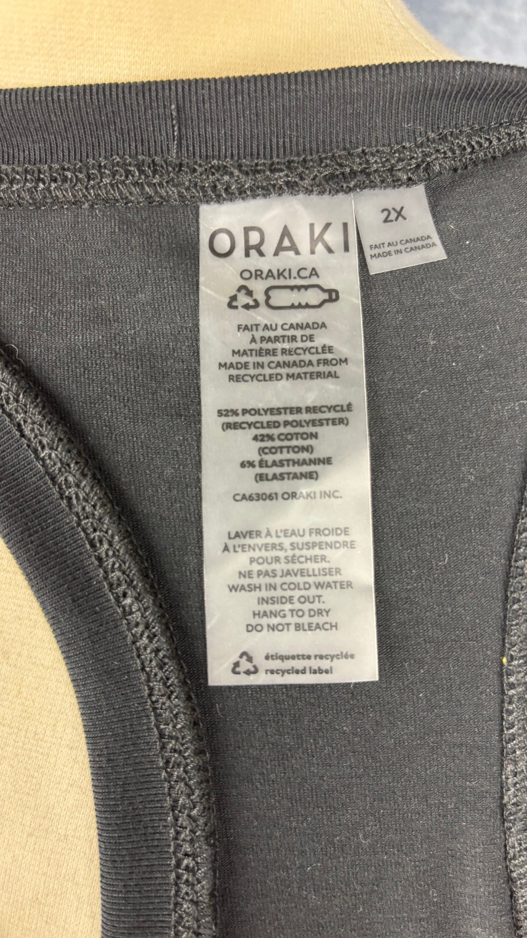 Camisole noire dos nageur et encolure ronde Oraki, taille 2X. Vue de l'étiquette.