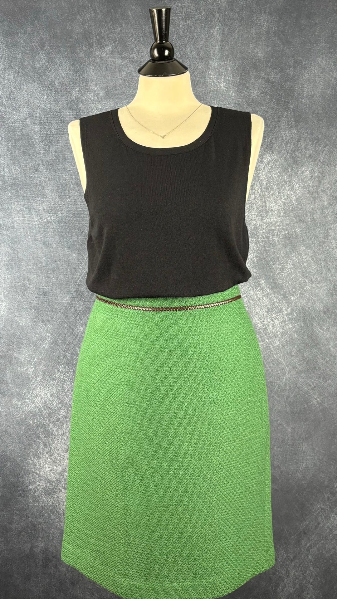 Camisole noire Lafayette 148 New York, taille large. Vue de l'agencement avec la jupe verte en laine vierge.