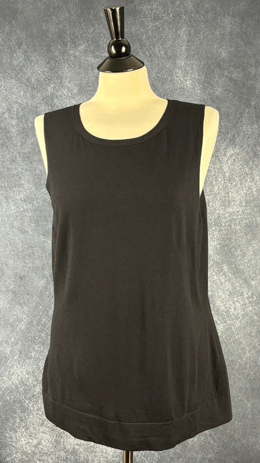 Camisole noire Lafayette 148 New York, taille large. Vue de face.