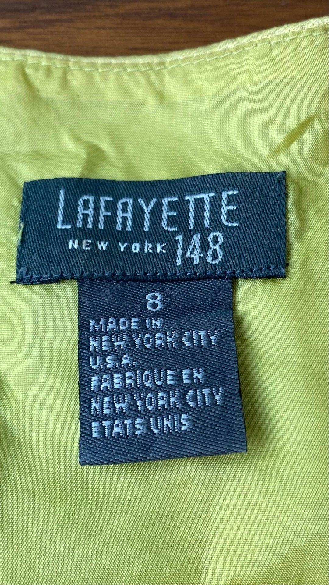 Camisole portefeuille Lafayette 148 New York en soie,  taille 8. Vue de l'étiquette de marque et taille.