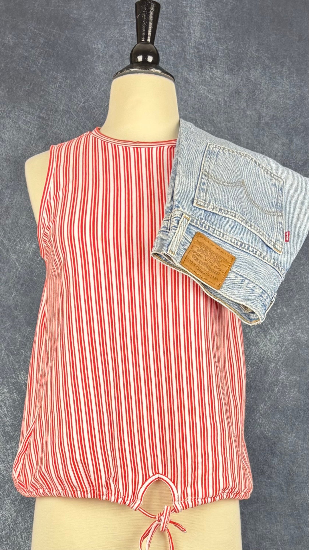Camisole à rayures en jersey de coton avec ourlet ajustable, Tristan, taille small. Vue de l'agencement avec le jeans pâle Levi's.