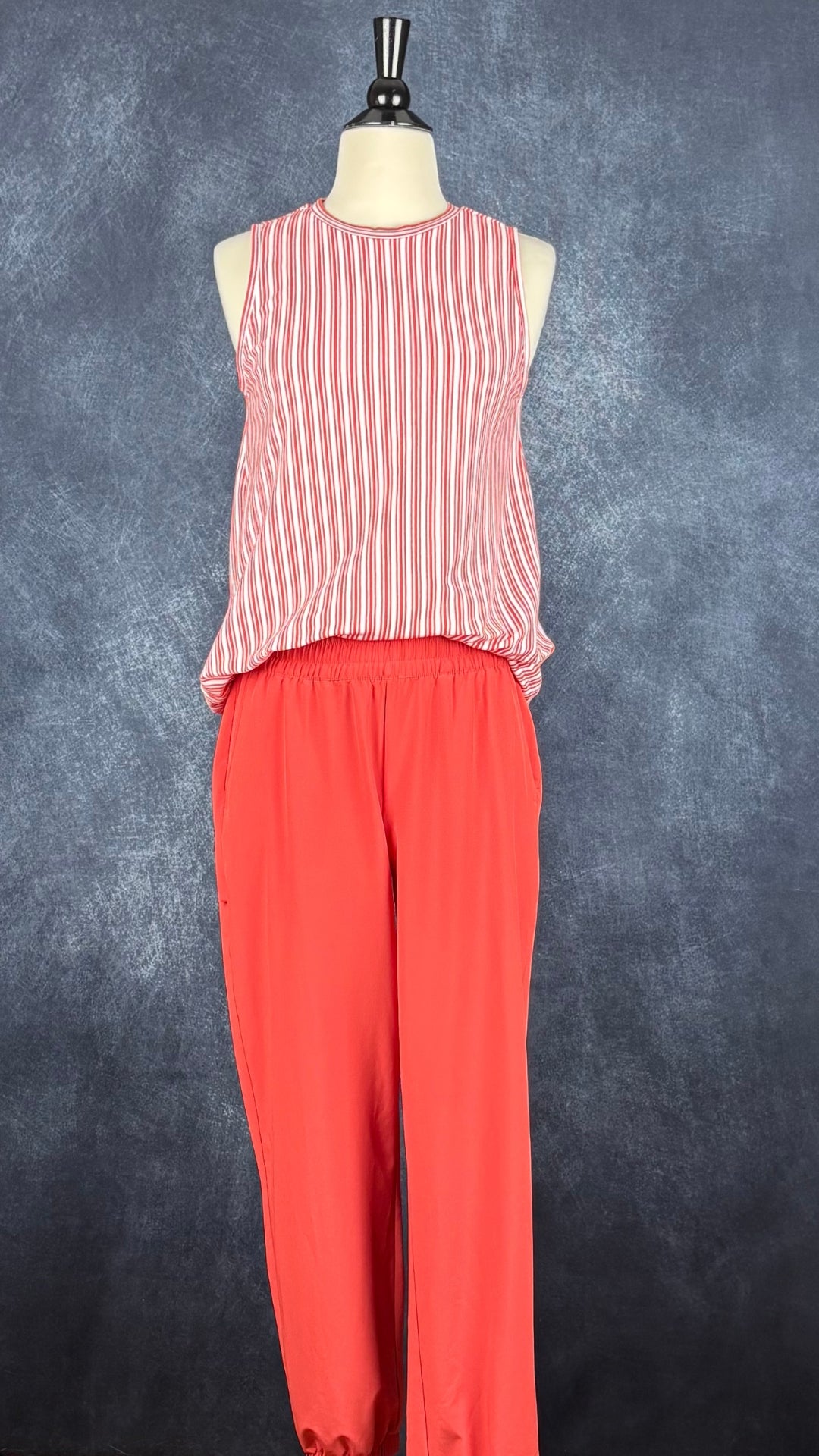 Camisole à rayures en jersey de coton avec ourlet ajustable, Tristan, taille small. Vue de l'agencement avec le pantalon orangé parfait pour voyager Banana Republic Sport.
