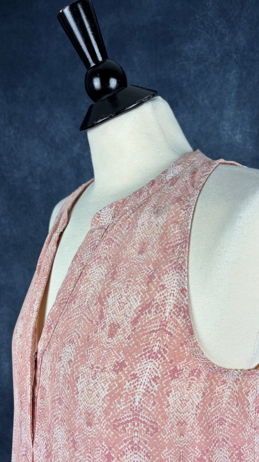 Camisole en soie à délicats motifs animaliers Joie, taille medium. Vue de l'encolure.