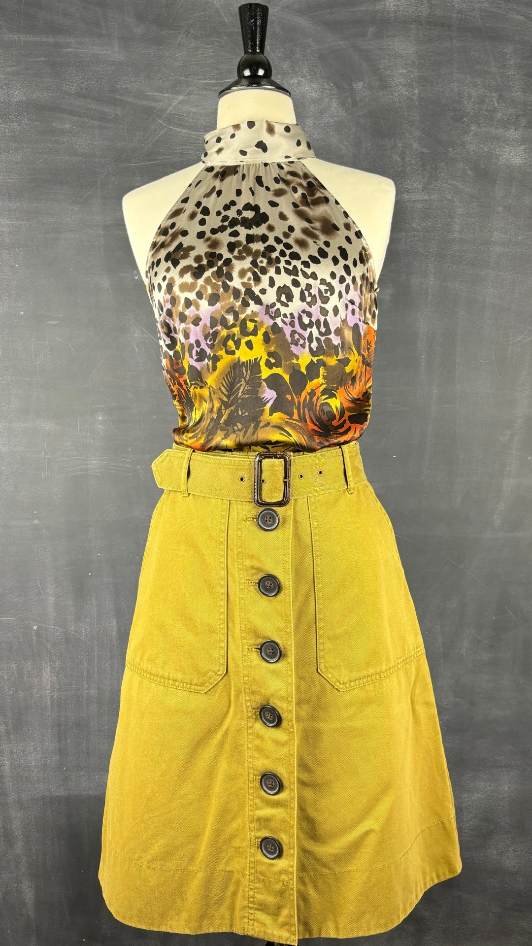 Camisole en soie florale et léopard Guess by Marciano, taille xs. Vue de l'agencement avec la jupe boutonnée J.Crew.