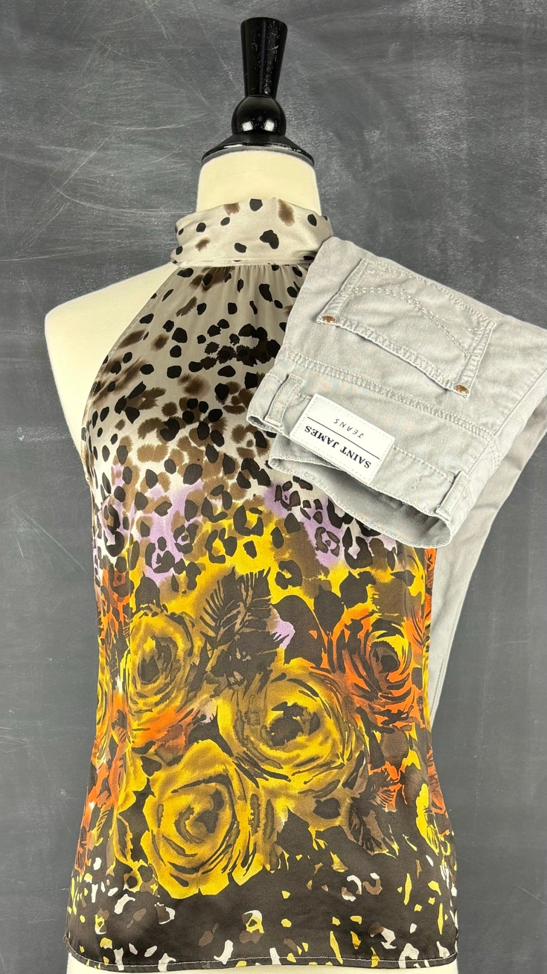 Camisole en soie florale et léopard Guess by Marciano, taille xs. Vue de l'agencement avec le jeans gris Saint James.