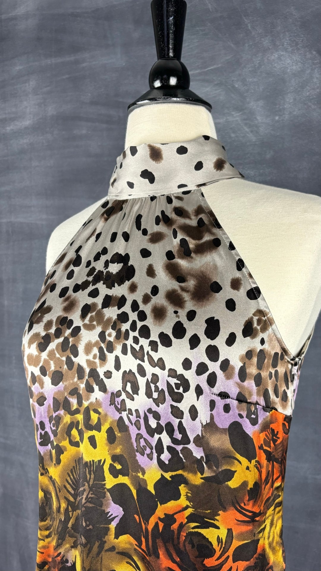 Camisole en soie florale et léopard Guess by Marciano, taille xs. Vue de l'encolure.