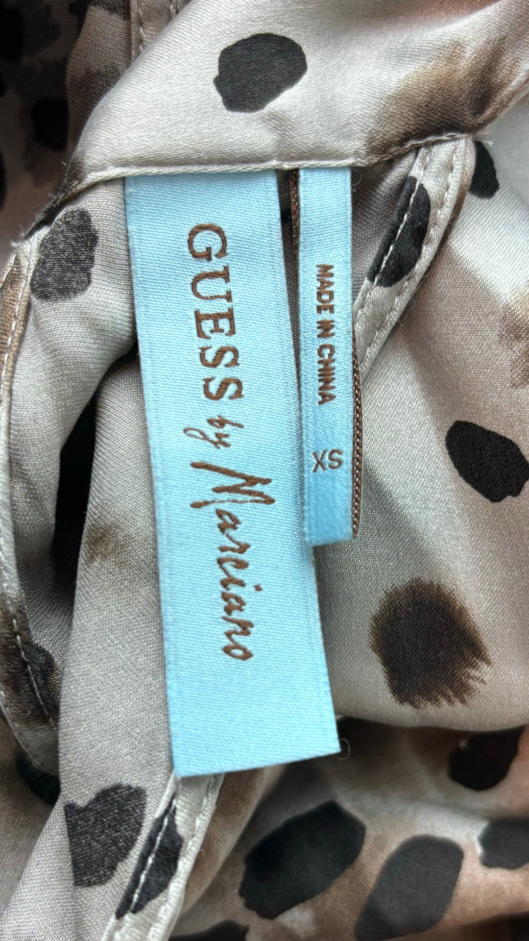 Camisole en soie florale et léopard Guess by Marciano, taille xs. Vue de l'étiquette de marque et taille.